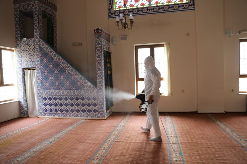 Akhisar’da camilere ramazan temizliği
