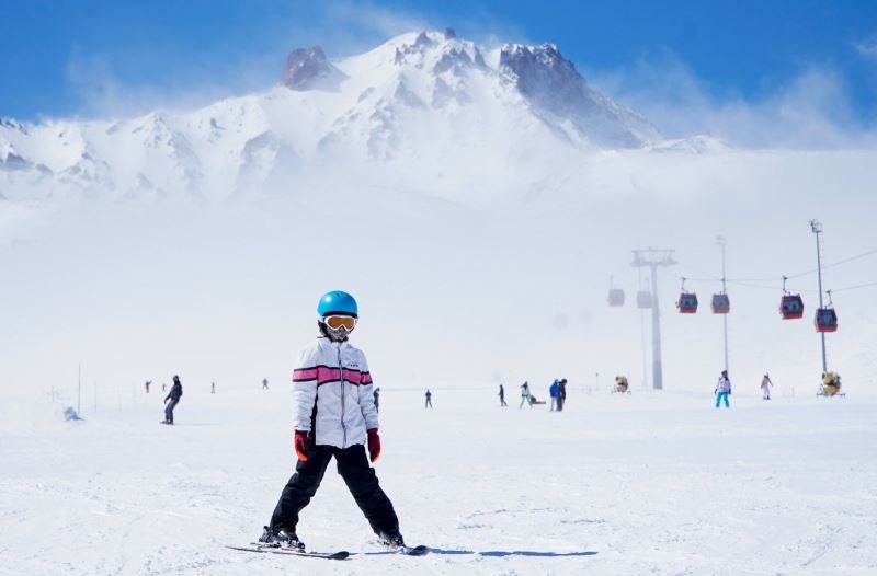 Türkiye’nin pist lideri Erciyes’te kayak keyfi sürüyor
