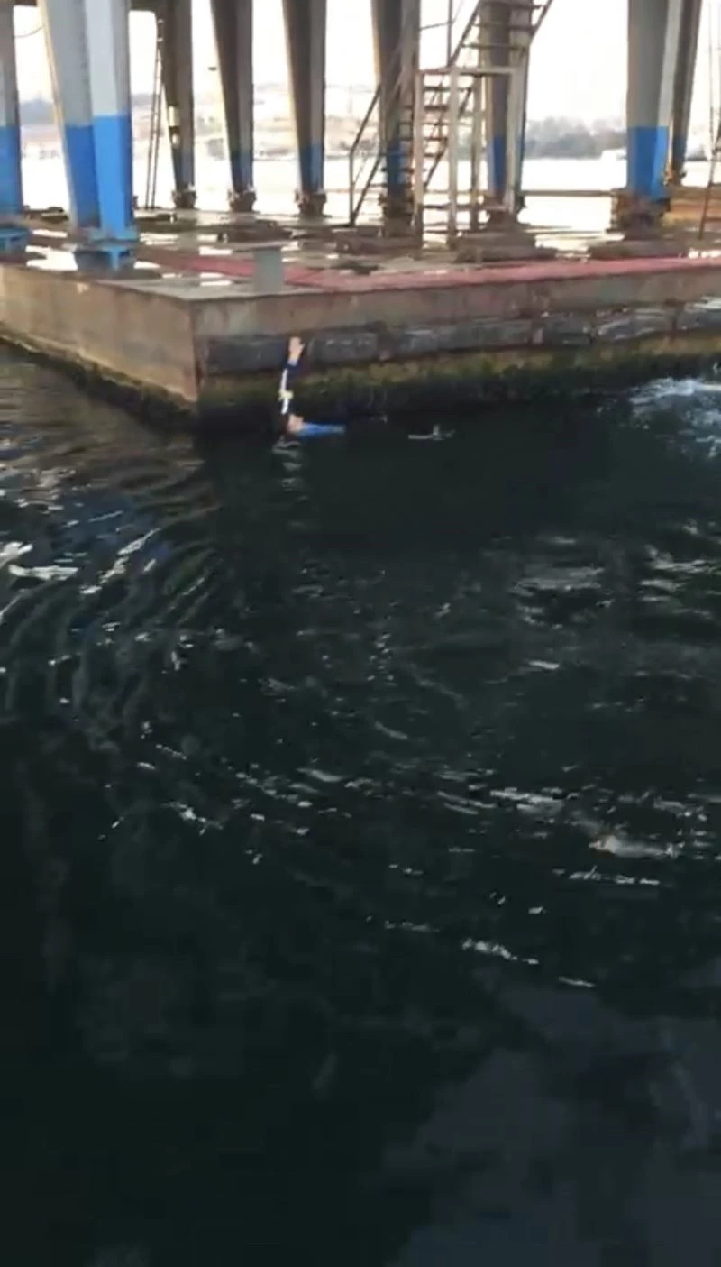 Unkapanı Köprüsü’nden denize atlayan şahsı yolcu teknesi kaptanı kurtardı
