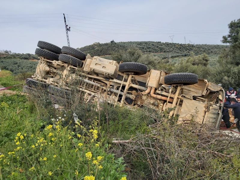 İznik-Karamürsel karayolunda hafriyat kamyonu devrildi
