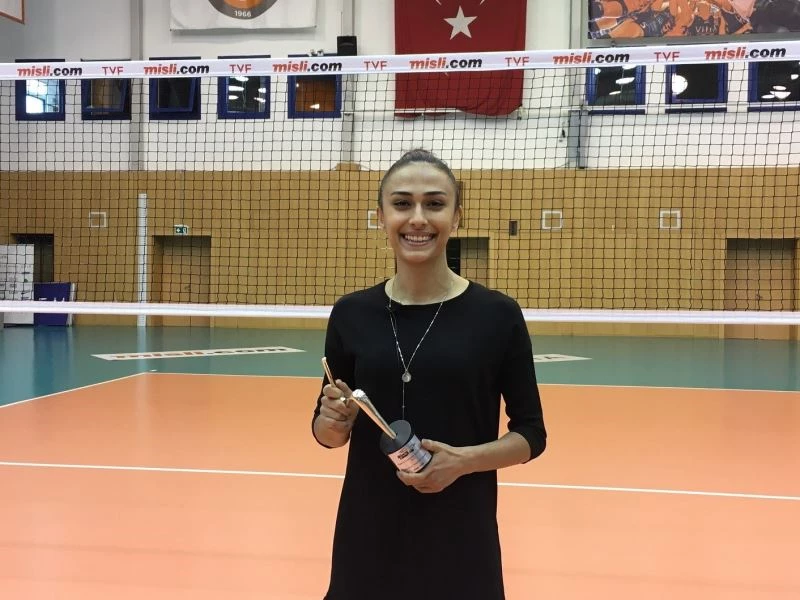 Simge Aköz, “En İyi Voleybol Oyuncusu” seçildi
