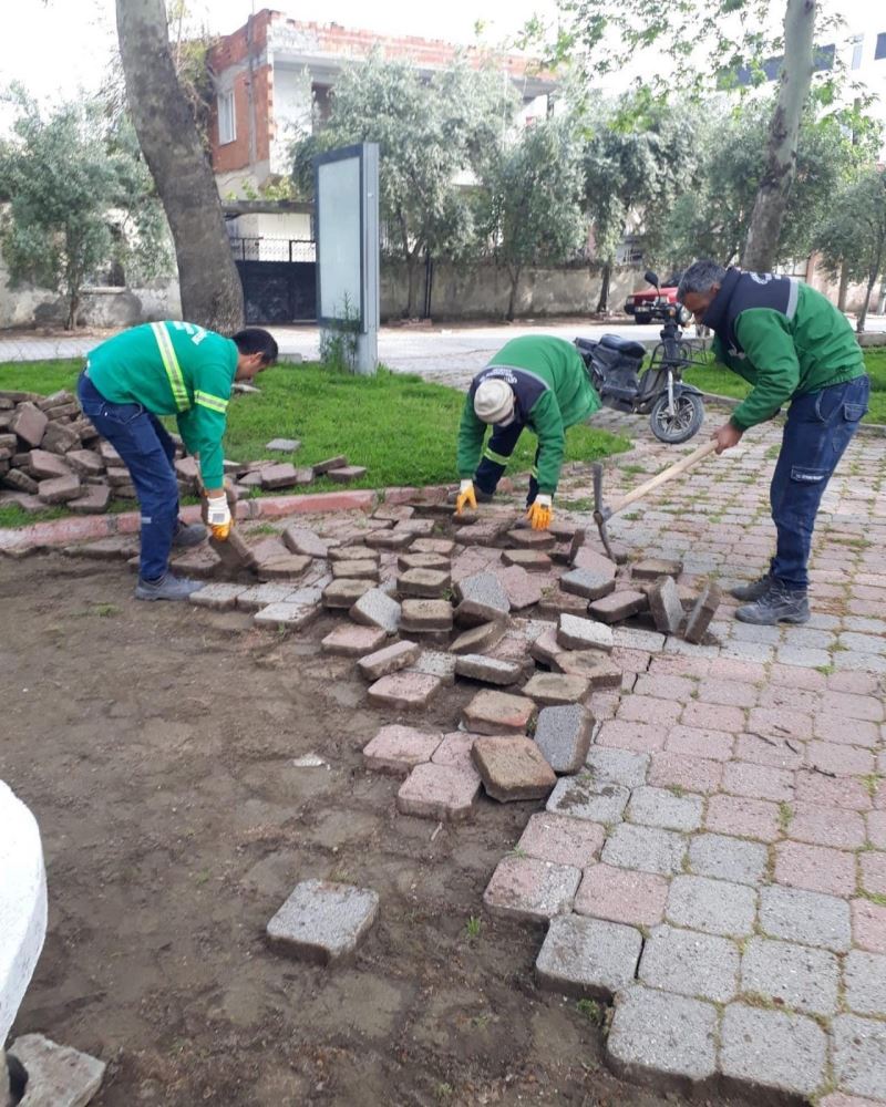 Ceyhan belediyesi park ve bahçe ekipleri çalışmalarını hızlandırdı
