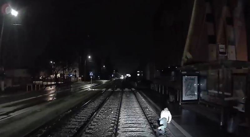 Polonya’da genç kadın tramvayın altında kalmaktan son anda kurtuldu
