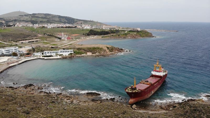 Bozcaada’da karaya oturan gemi kurtarılmayı bekliyor

