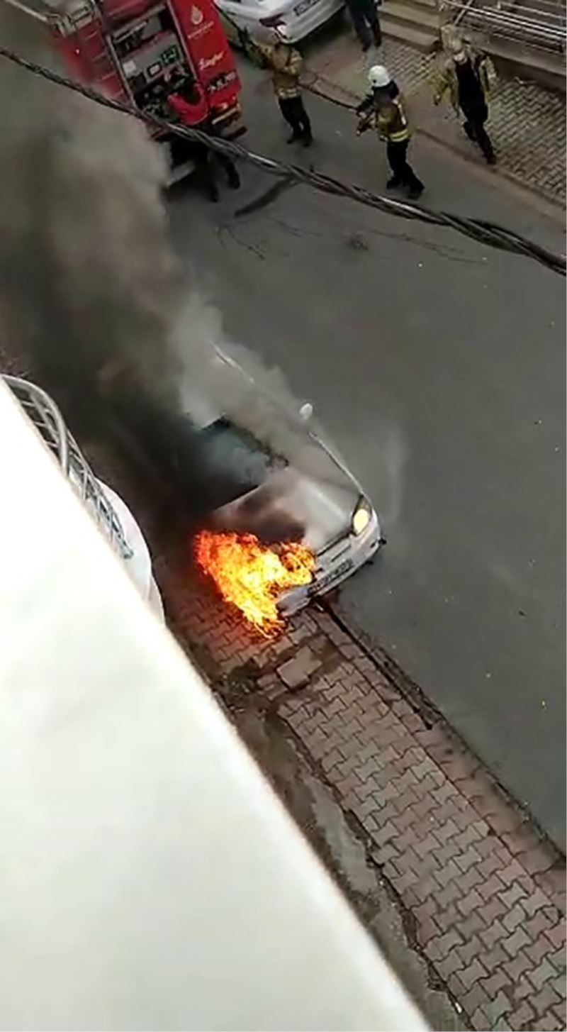 (Özel) Çekmeköy’de sokak ortasında otomobilin yandığı anlar kamerada
