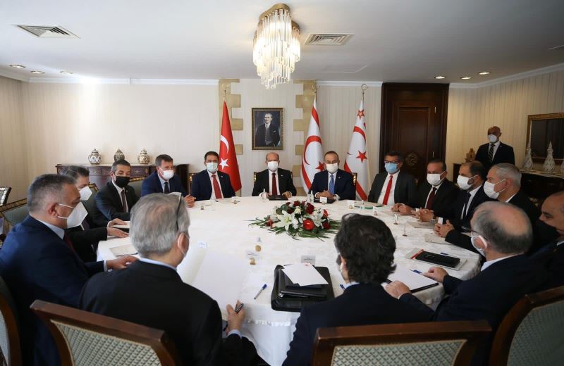 Bakan Çavuşoğlu, KKTC’de siyasi parti liderleri ile görüştü
