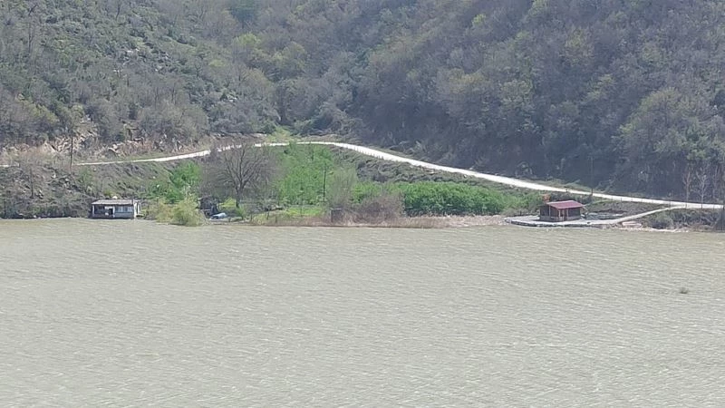 Derbent Baraj Gölü kenarında ruhsatsız karavanlar mühürlendi
