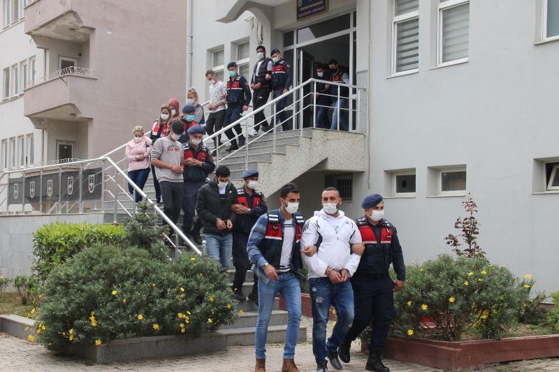 İzmir’de uyuşturucu şebekesi çökertildi: 20 gözaltı
