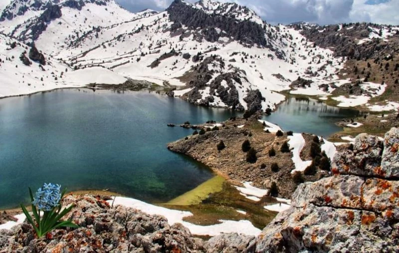 Dağların zirvesindeki Karagöl manzarasıyla hayran bırakıyor
