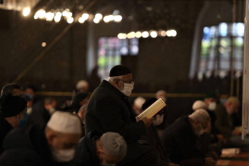 Bursa Ulucami’de Ramazan’ın ilk cuma namazı kılındı
