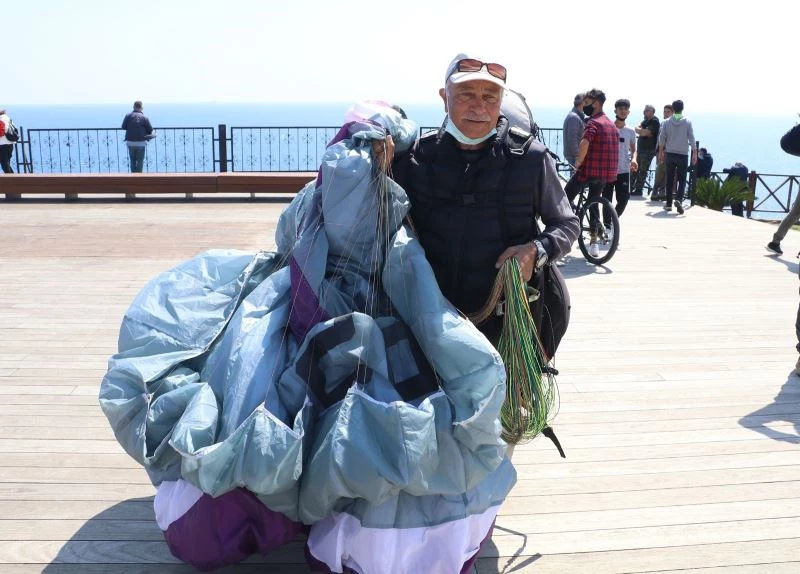 ’Sen yaşlısın, yapamazsın’ diyenlere inat 66 yaşında yamaç paraşütçüsü oldu
