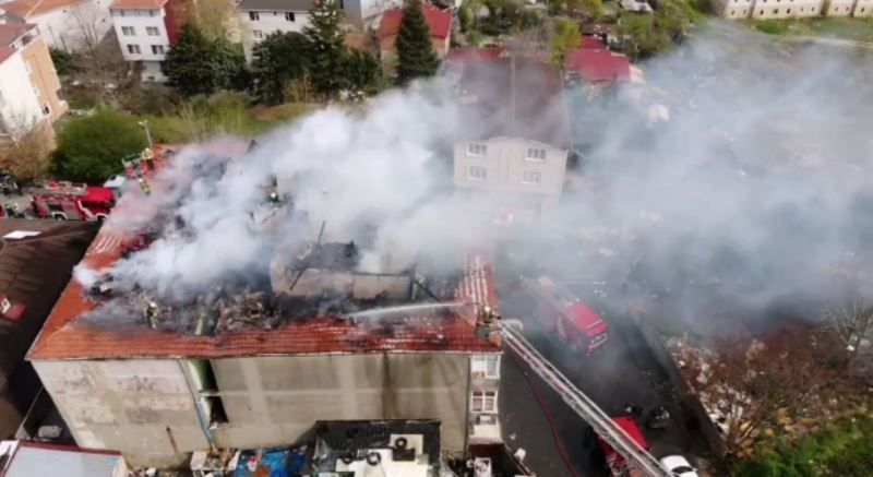 Sarıyer’de catering şirketinin çatı katı alev alev yandı
