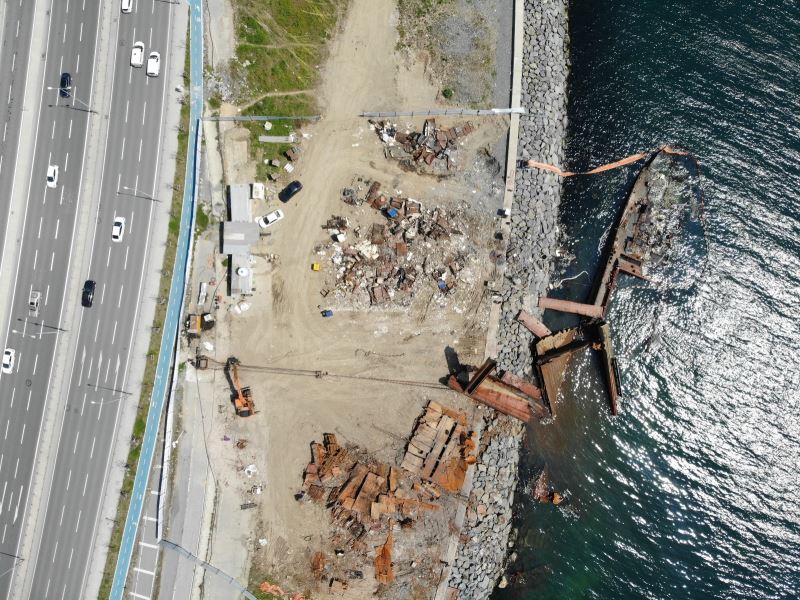 Zeytinburnu’nda kıyıya vuran gemisinin büyük bir bölümü parçalandı
