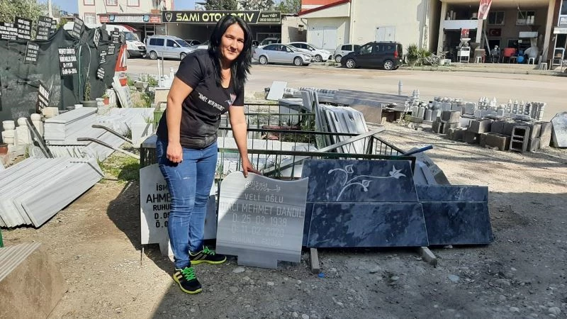 Mermer ustası kadın, kocasından öğrendiği mezar taşı işini kendi sürdürüyor
