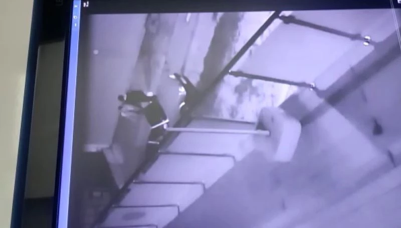 (ÖZEL) Maltepe’de sokağa çıkma kısıtlamasında araba hırsızlığı güvenlik kamerasında
