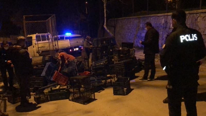 Babasıyla birlikte manavın plastik kasalarını çaldı “Annem duysa kalbine iner” dedi
