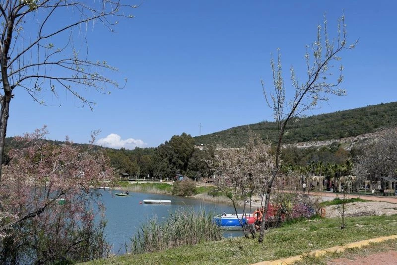 Kuşadalılar baharı Adagöl’de karşılıyor
