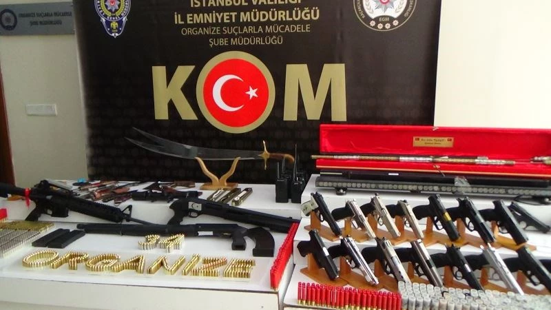 Sedat Peker grubuna yapılan operasyonunda ele geçirilen silahlar sergilendi
