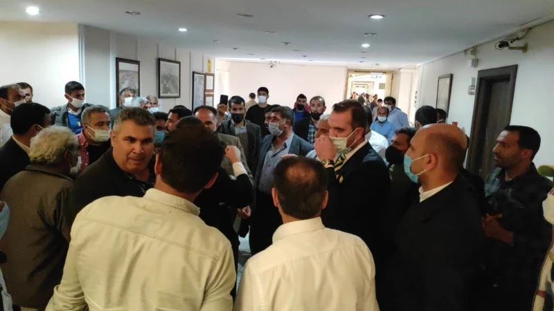 DEDAŞ elektriği kesti, çiftçiler DSİ’yi bastı, kısa süreli arbede yaşandı
