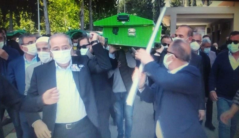 Taşıdığı tabutun direği elinde kalınca Fatih Terim şaşkınlık yaşadı
