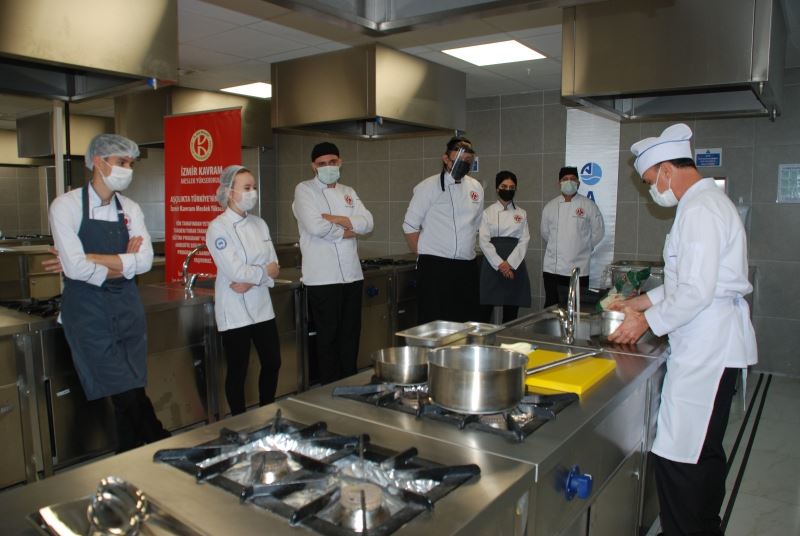 Aşçılık Programı öğrencilerine “gemi aşçılığı” eğitimi
