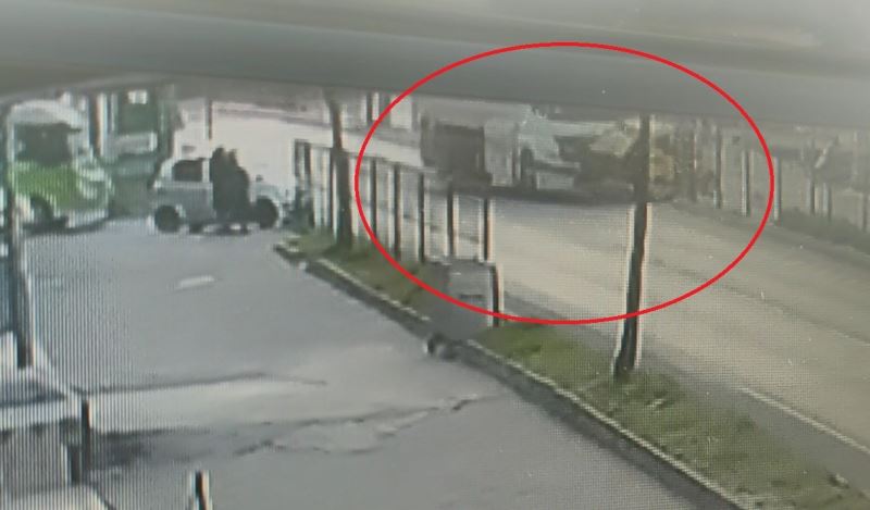 Kırmızı ışık ihlali yapan tanker taksiyi böyle parçaladı
