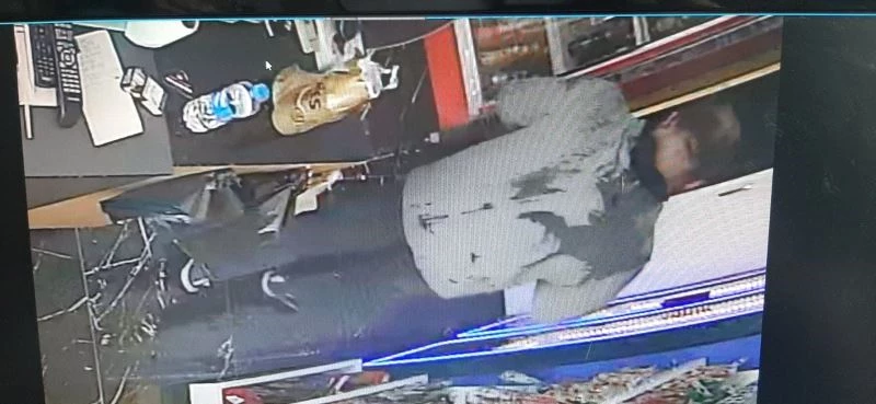 Oğlunun çalışanlarına kabus olan baba, son işçinin kafasında alkol şişesi kırdı
