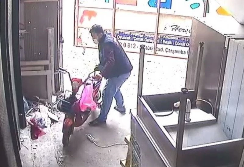 Sahibinin gözü ününde güpegündüz elektrikli bisiklet hırsızlığı
