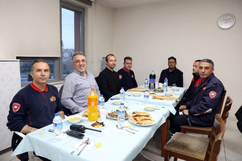 Başkan Savran, itfaiye personeli ile orucunu açtı
