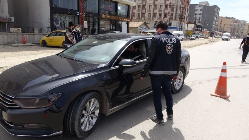 Yüksekova’da polis ekipleri kısıtlama denetimi yaptı
