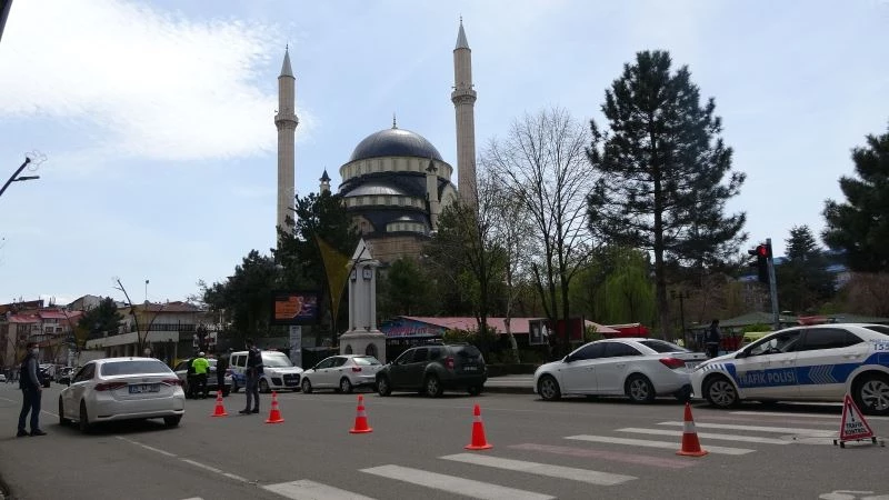 Bingöl’de yoğun olan caddeler kısıtlamayla sessizliğe büründü
