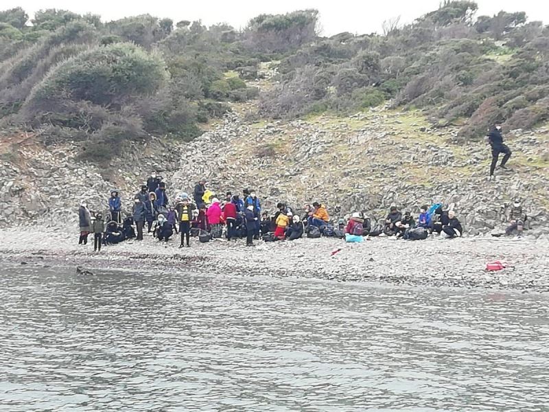 Ayvalık’ta denizde sürüklenerek adada mahsur kalan 48 göçmen kurtarıldı
