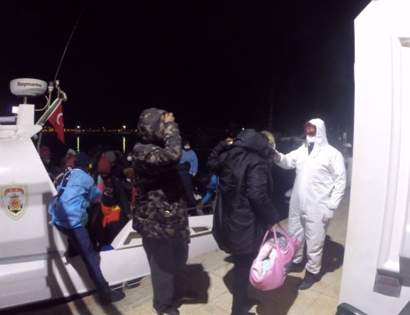 Ayvalık’ta batmak üzere olan lastik bottaki 36 göçmen kurtarıldı
