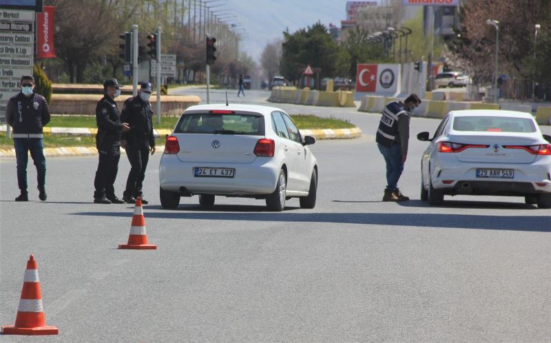 Erzincan’da hafta içi yoğunluk olan caddeler kısıtlamayla sessizliğe büründü
