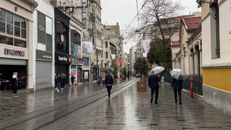 İstanbul’da yağmur etkili oldu, Taksim Meydan ve İstiklal Caddesi boş kaldı
