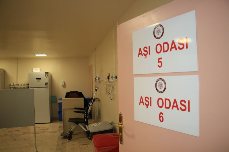 Aşı odaları boş kaldı, Başhekim sırası geleni ”Kliniklerimiz gece 24’e kadar çalışmaktadır