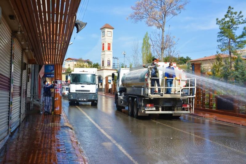 Ergani’de cadde ve sokaklar tazyikli suyla yıkandı
