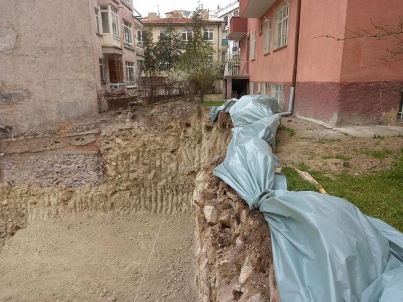 Ankara’da temelinde toprak kayması oluşan 3 katlı Saadet apartmanı tahliye edildi

