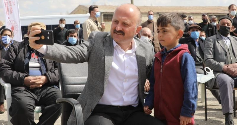 Ağrı Valisi Varol’un katılımıyla düzenlenen törende çiftçilere korunga ve silajlık mısır tohumu dağıtıldı
