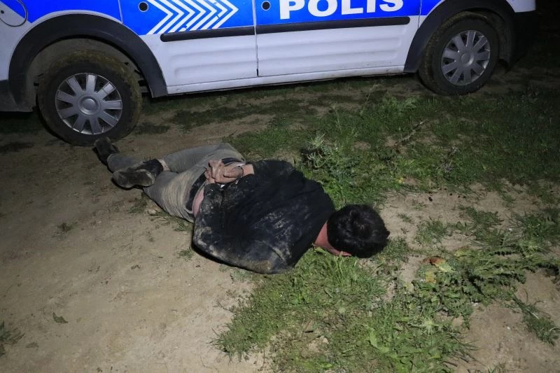 10 kilometre kaçıp tarlaya girdi, aracını tarlada bırakıp saklanırken yakalandı
