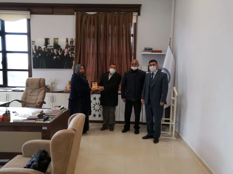 Cami inşaatına destek plaketle ödüllendirildi
