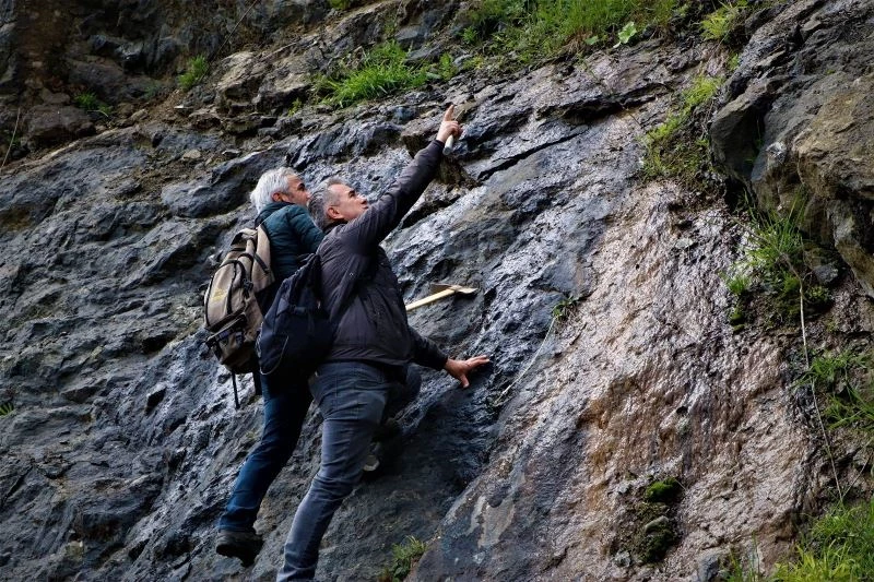 Onlar süs taşı avcıları: Komando gibi dağlarda gezerek süs taşı arıyorlar
