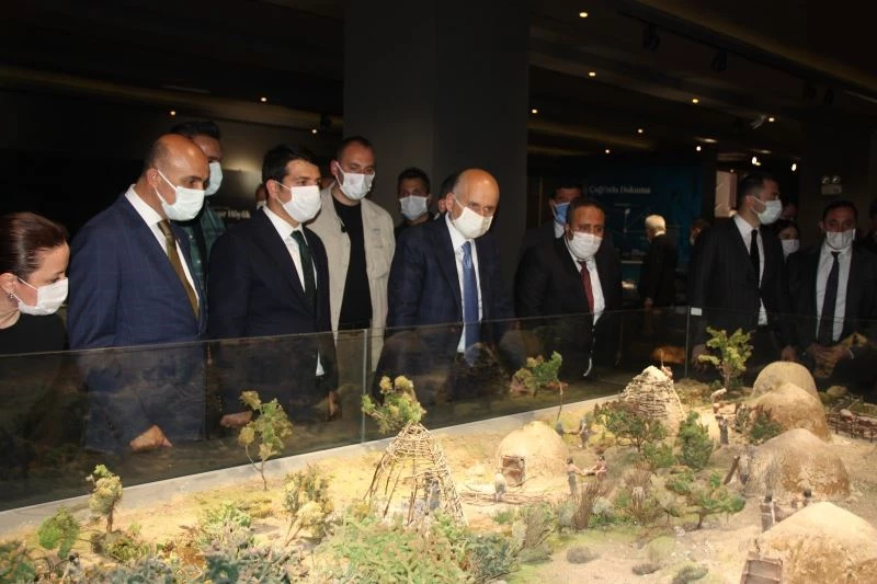 Bakan Karaismailoğlu Hasankeyf yeni yerleşim yerlerinde incelemelerde bulundu
