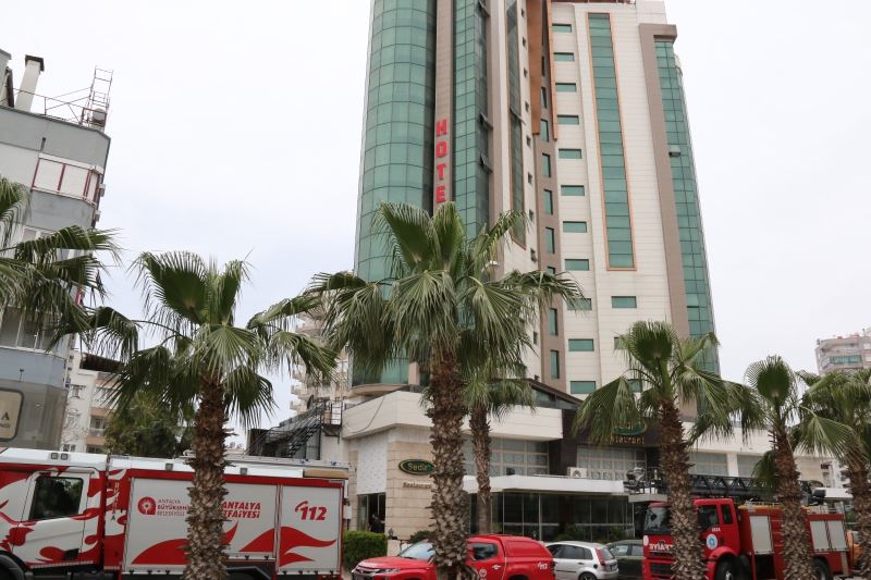 Antalya’da 11 katlı otelin çatısından çıkan dumanlar korkuttu
