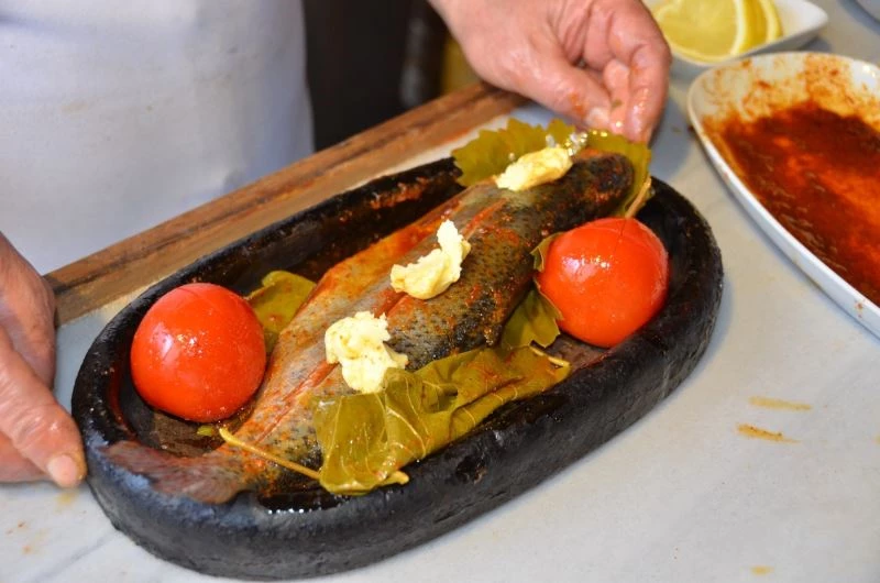 Turistlerin gözdesi asırlık asma yaprağında alabalık
