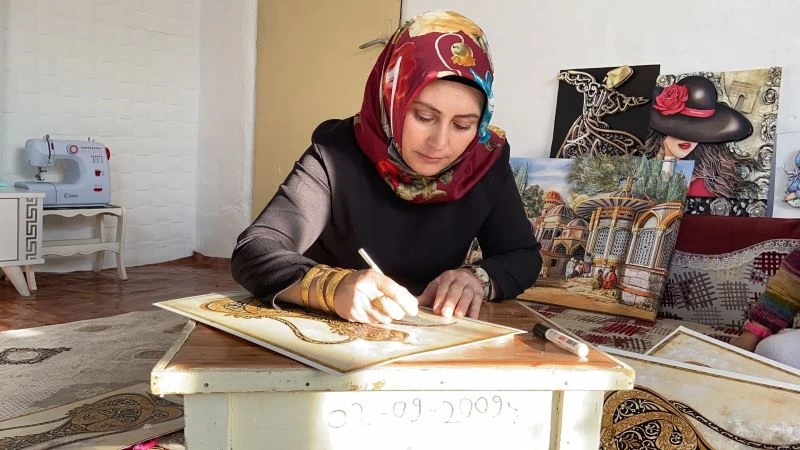 Rölyefe merak sardı, evinin odasını atölyeye çevirdi
