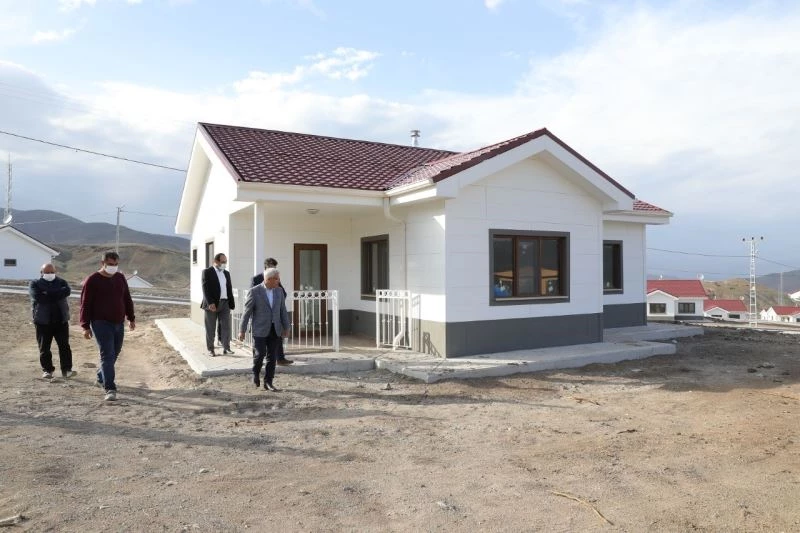 Bulutlu’daki deprem evlerinin geçici kabulü yapıldı
