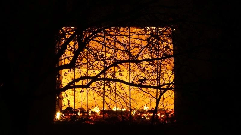 Uşak’ta çıkan yangında 2 ev ve 1 ahır kül olurken çok sayıda koyun ve kuzu telef oldu
