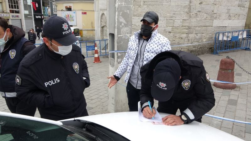 Taksim’e turist gibi gelen iki göçmene ceza
