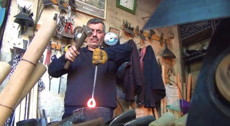 Ramazanda 70 derece sıcağın altında çalışıyor
